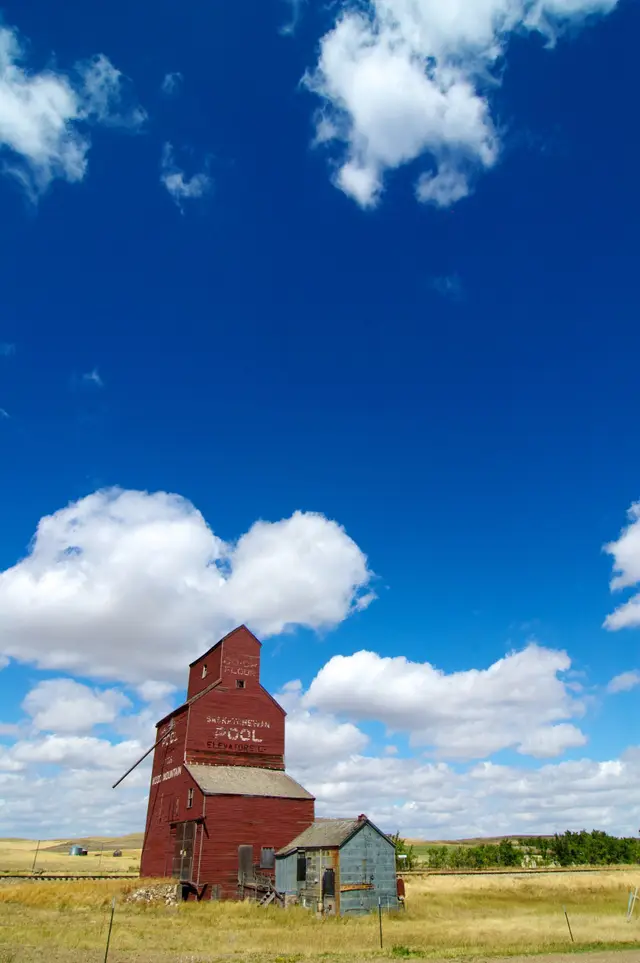 Saskatchewan Pool grain elevator at Wood Mountain
